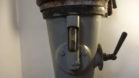 Cold war period shelter - Schiebroekselaan - Liskwartier - Rotterdam - sight glass gauge in manual ventilation system