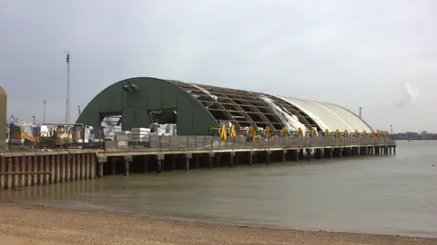 Navyard Wharf roof repairs to warehouse - geograph.org.uk - 5367768