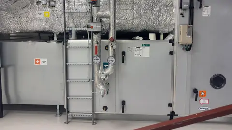 Teknisk rom (School build. Lilleh. Norway 2024-09. Mechan. room Air ventil. Hot water Heat recov. unit) Aggregat Behandlet tilluft Avtrekksluft Termometre Isolerte rør kanaler Stige elkabler etc IMG 0347